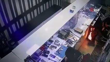 Cep telefonu bataryasının bomba gibi patladığı anlar kamerada