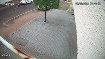 Imagens flagram momento em que mulher é atropelada por táxi na Rua Uruguai