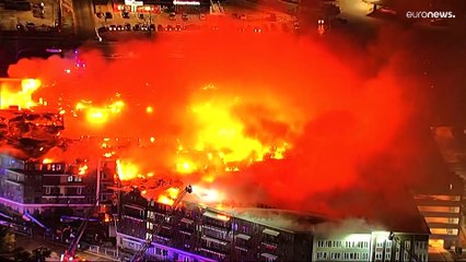 Un incendio acaba con un complejo hotelero en Oklahoma, EE.UU.