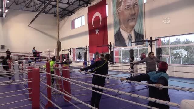 KASTAMONU - Kadın Boks Milli Takımı'nın kampı devam ediyor