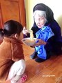 Cụ bà 102 tuổi đút mì cho chắt 2 tuổi cực khéo
