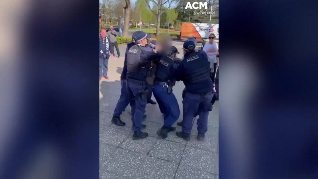 Police arrest man at protest outside Wagga City Council chambers - The Daily Advertiser - August 2021