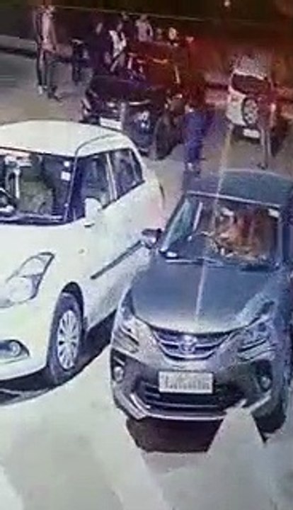 लात घूंसों व बेसबॉल के डंडों से की मारपीट
