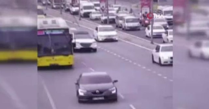 Bakırköy'de polisin 'dur' ihtarına uymayan şüphelilerin bulunduğu araçla polis arasında kovalamaca