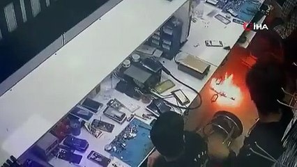 Tamir edilecek telefonunun bataryası patladı; "Canımı kurtarmak için kaçmaya çalıştım"