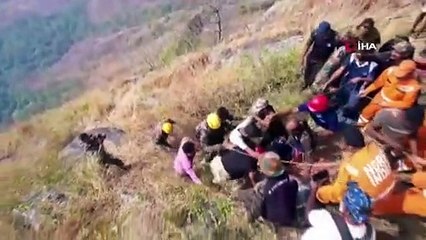 Hindistan'da bir tepede 45 saat mahsur kalan genç kurtarıldı