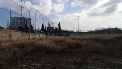 Ocho personas viven okupando los vestuarios del campo de fútbol de la Damm