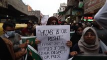 YENİ DELHİ - Müslüman Öğrenci Federasyonu üyeleri başörtüsü yasağını protesto etti (2)