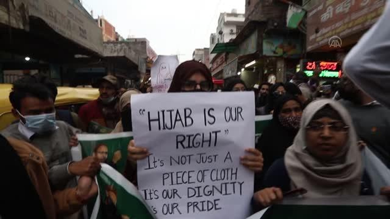 YENİ DELHİ - Müslüman Öğrenci Federasyonu üyeleri başörtüsü yasağını protesto etti (2)