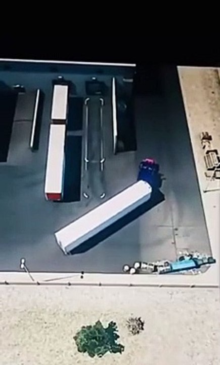 Ce routier gare son camion d'une façon incroyable... créneau parfait