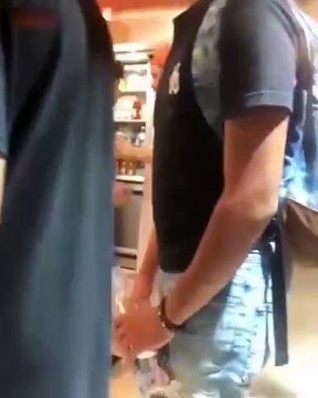 Un ado un peu nerveux se prend pour un gros dur dans un fast food... la honte