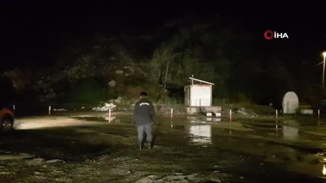 Çınarcık-Armutlu karayolunda heyelan