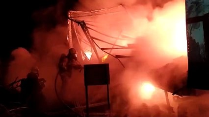 Caminhão é tomado pelo fogo