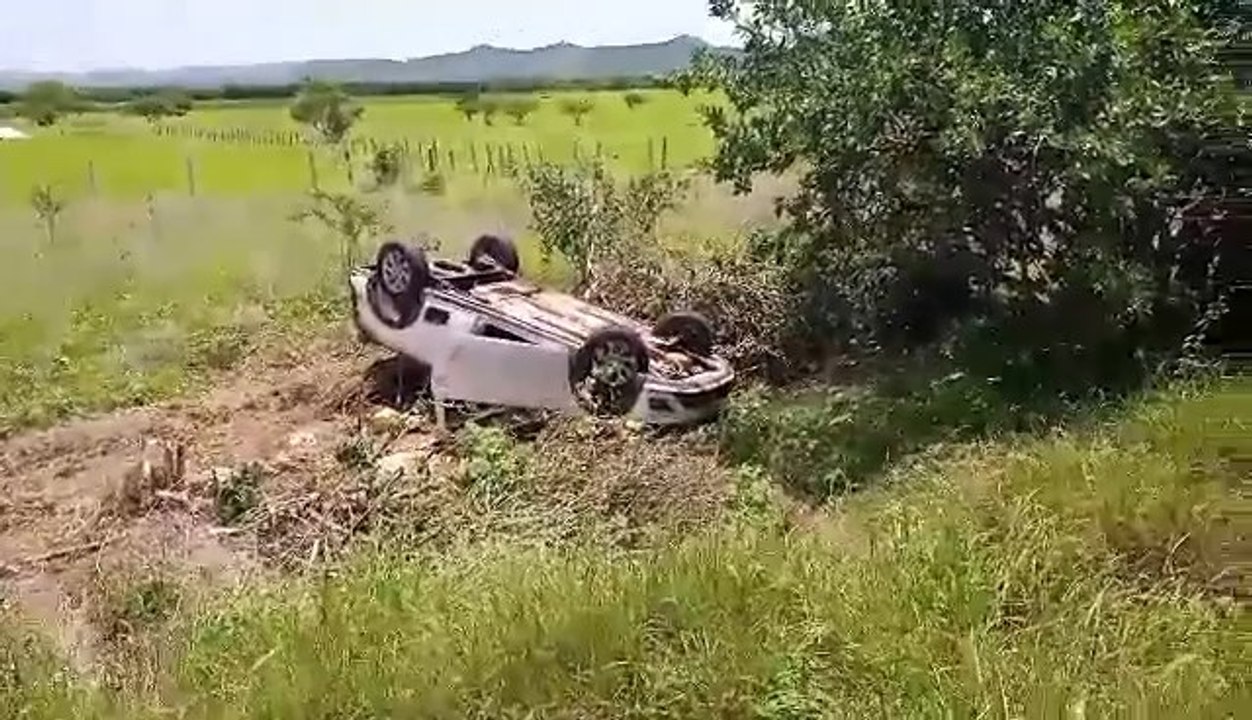 Motorista é socorrido pelo SAMU após se envolver em acidente na região de Sousa; carro fica  destruído