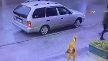 Büyükçekmece'de ehliyetsiz sürücü park halindeki araca böyle çarptı