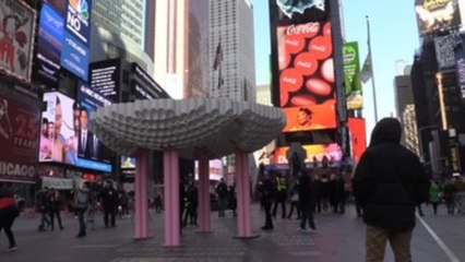Times Square propone un amor de PVC para San Valentín