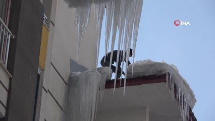 Tehlikeye rağmen binaların çatılarında kar temizliyorlar