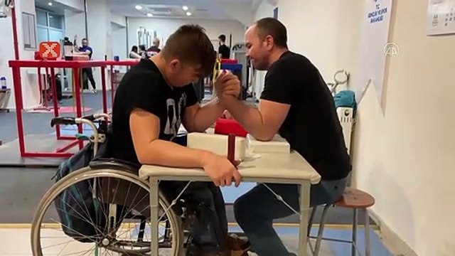 Üniversiteli engelli gencin hedefi bilek güreşinde milli forma