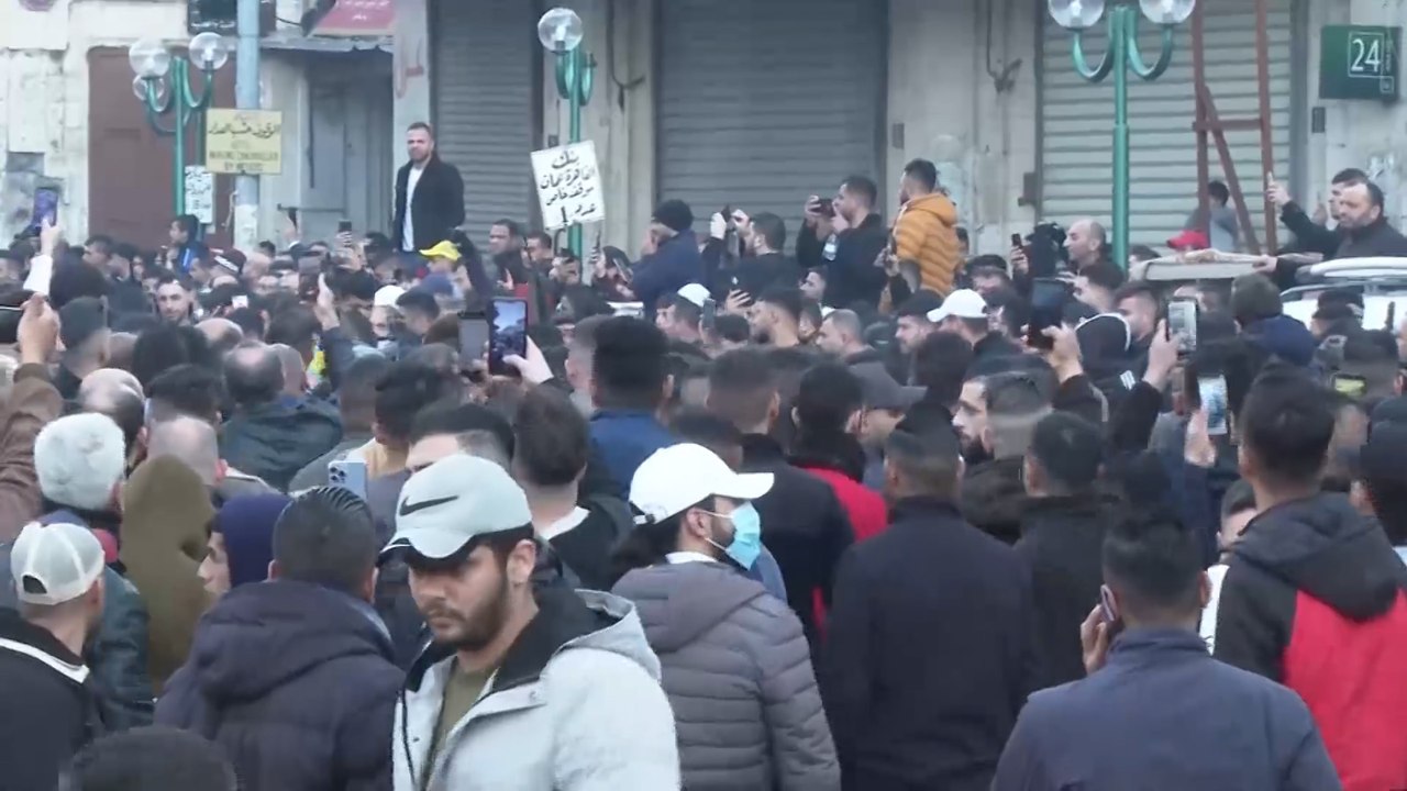 حدادا على سقوط 3 شهداء.. إضراب واشتباكات مع قوات الاحتلال بمدن الضفة الغربية