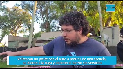 Voltearon un poste con el auto a metros de una escuela, se dieron a la fuga y dejaron al barrio sin servicios