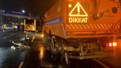 Beyoğlu'nda makas atan otomobil yol temizleme aracına çarptı: 2 yaralı