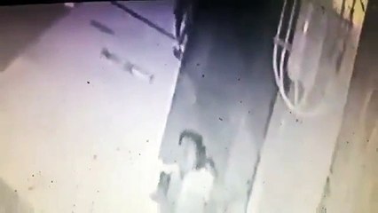 Abuela se aferra con todas sus fuerzas a su nieta para evitar que la rapten en la puerta de su casa