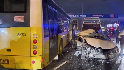 Beyoğlu’nda makas atan otomobil yol temizleme aracına çarptı: 2 yaralı