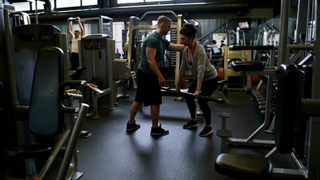 Cara Melakukan Gerakan Barbell Bent-over Row dengan Gerakan yang Baik dan Benar