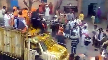 ஆர்வமாக பிரச்சாரத்திற்கு வந்த உ.பி பாஜக எம்எல்ஏ.. மாட்டு சாணத்தை வீசி! கல் எறிந்து! துரத்திய மக்கள்