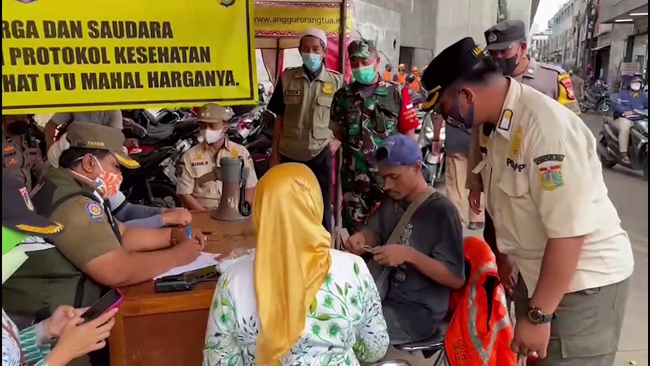 Kapolres Metro Jakarta Selatan Pantau Penerapan Prokes di Pasar Kebayoran Lama