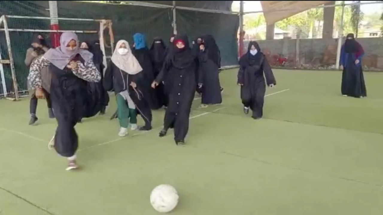 Karnataka Row: Bhopal girls play football weari...