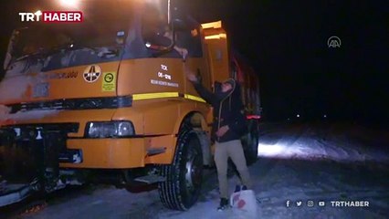 Köy imamı yolda mahsur kalan sürücülere ikramda bulundu