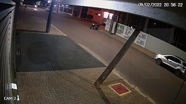 Imagens mostram momento em que moto Honda de placas BES-9E34 é furtada no Santa Cruz