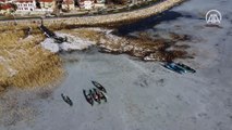 Büyük kısmı donan Beyşehir Gölü'nün balıkçıları buzların erimesini bekliyor