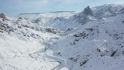 Tuzluca'da dereler dondu, evlerin çatılarında buz sarkıtları oluştu