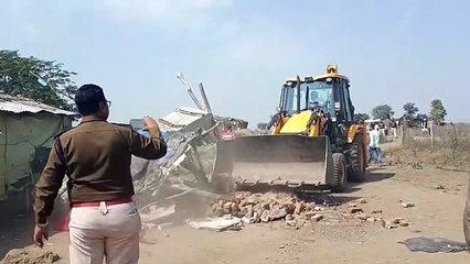 आरोपी गोलू खान के अतिक्रमण कर बनाए पोलट्री फार्म व हेतराम गुर्जर का अवैध घर किया तहस नहस