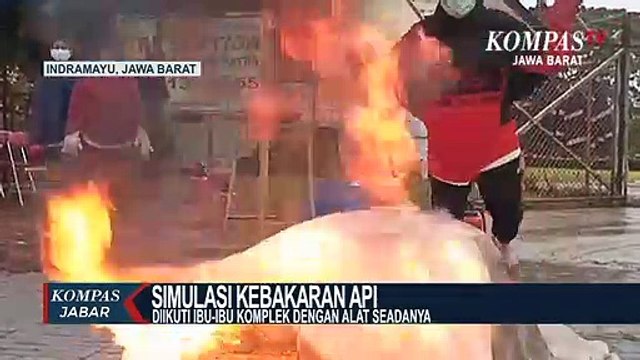 Berlatih Memadamkan Api Dengan Alat Seadanya