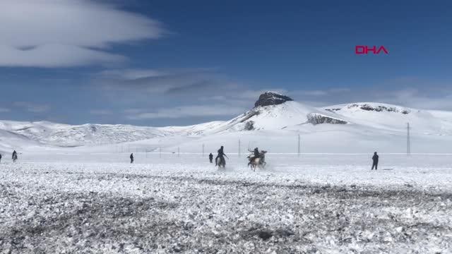 CİRİT MÜSABAKASINDA BİRBİRLERİNİ VURDULAR, ARDINDAN DAVUL-ZURNA EŞLİĞİNDE GÖBEK ATTILAR