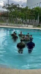 Cérémonie officielle d'épinglage dans une piscine pour la promotion au grade de Sergent