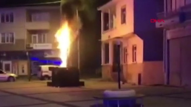 Adalet Anıtı'nı kadın kıyafeti giyerek yakmış