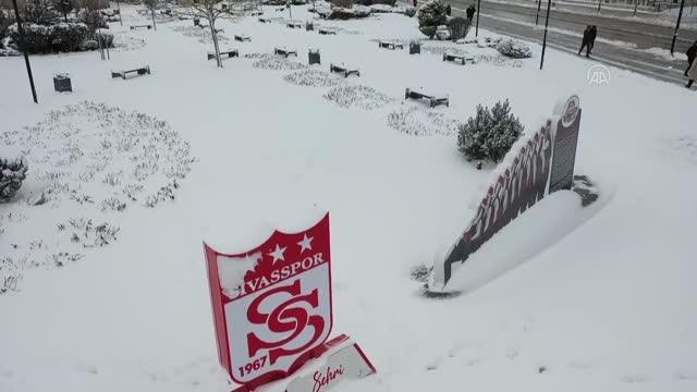 Tarihi Cumhuriyet Meydanı kar yağışının ardından beyaza büründü