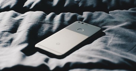 Vous laisser charger votre smartphone sur le lit ou le canapé : grosse erreur