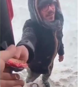 Dondurucu soğukta yürekleri ısıtan görüntü