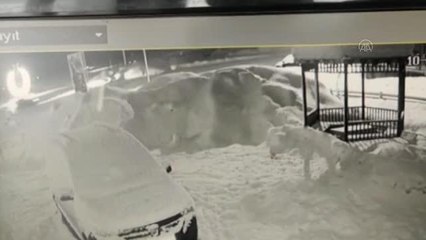 Otomobilin direğe çarpma anı güvenlik kamerasında