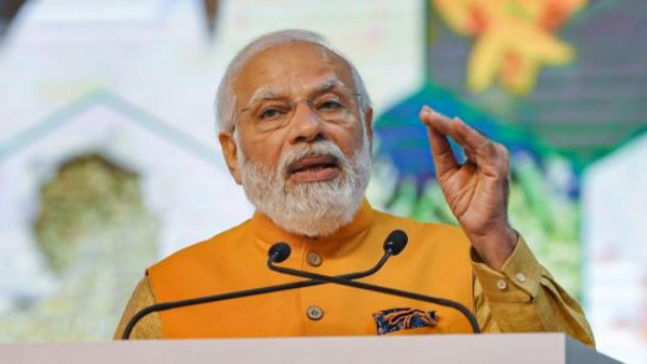 UP: PM Modi tries to woo sugarcane farmers in S...