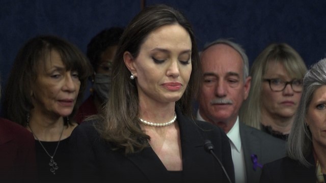 En larmes, Angelina Jolie exhorte le Congrès à adopter une loi contre les violences domestiques