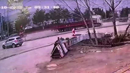 Trafik ışıklarında bekleyen cip, devrilen kamyonun altında kalmaktan son anda kurtuldu