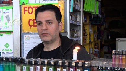 Esnaf şartel indirdi, iş yerini mum ile aydınlatıyor