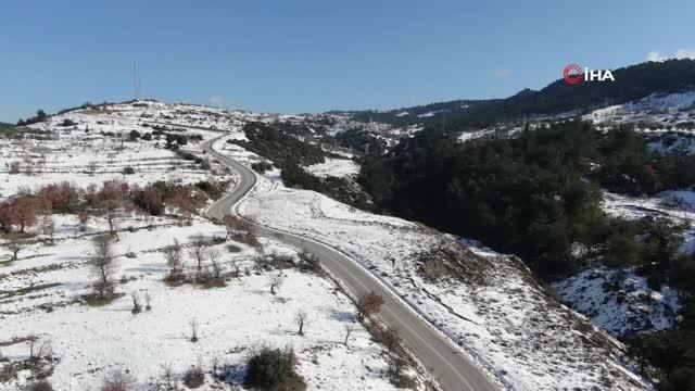 İzmirliler karın keyfini doyasıya çıkardı... Kardan adam yapıp kartopu oynadılar