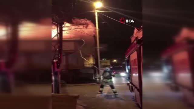 Son dakika! 2 katlı binanın çatı katında çıkan yangın paniğe neden oldu